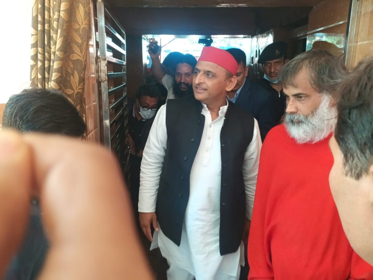 Akhilesh Yadav arrives at Adgadanand Ashram suddenly after six years