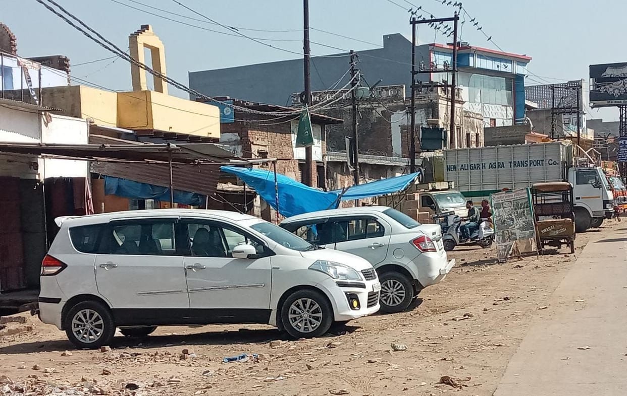 Hathras: Possession of vehicles on road side pavements