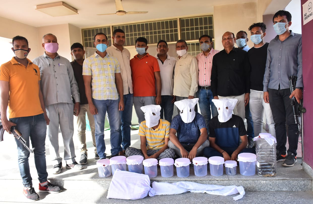 three criminal arrested, illigal arms, CIA one team
