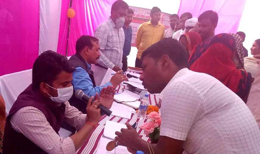 Jaunpur: DM reprimands Lekhpal for negligence in inheritance