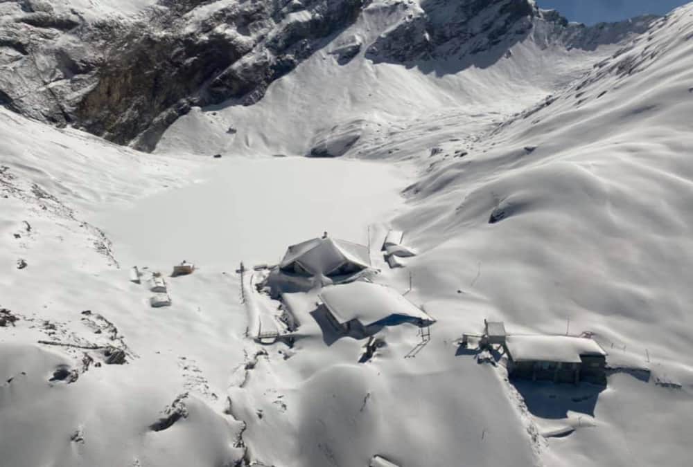 Uttarakhand weather Update: Heavy blanket Of Snow in Hemkund Sahib photos