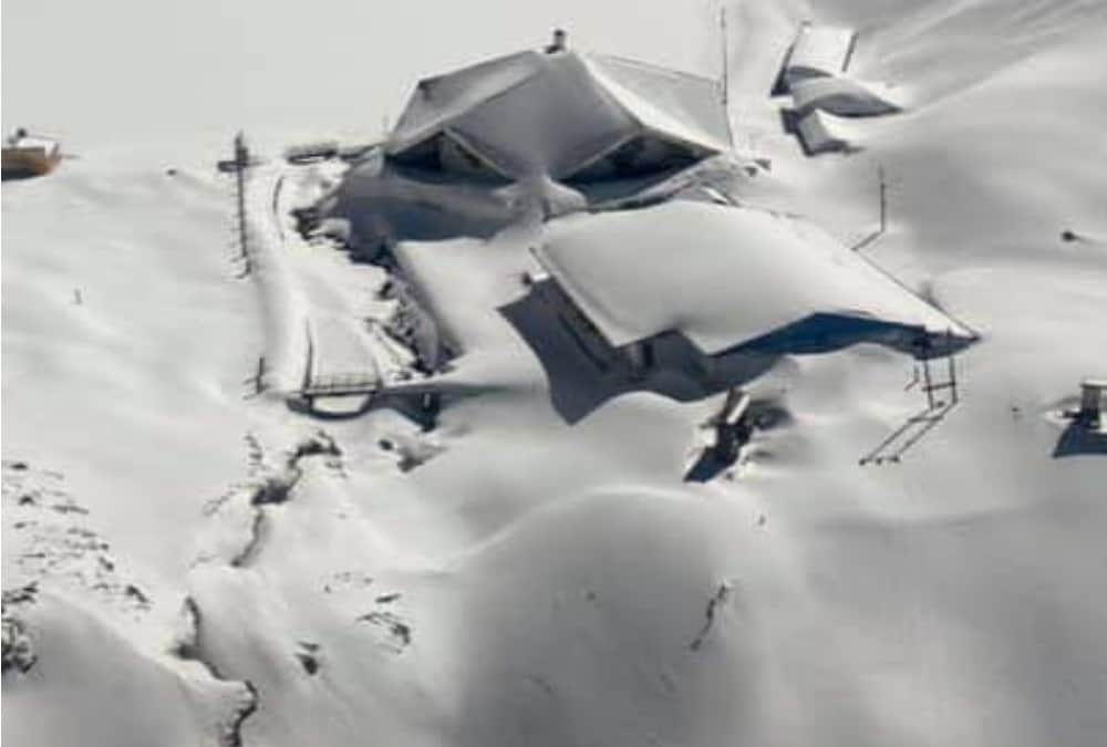 Uttarakhand weather Update: Heavy blanket Of Snow in Hemkund Sahib photos