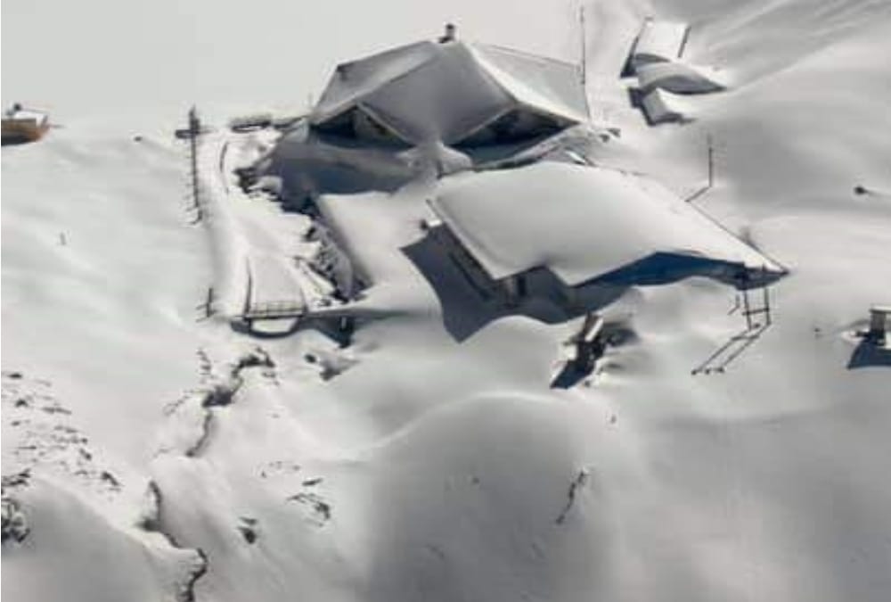 Uttarakhand weather Update: Heavy blanket Of Snow in Hemkund Sahib photos