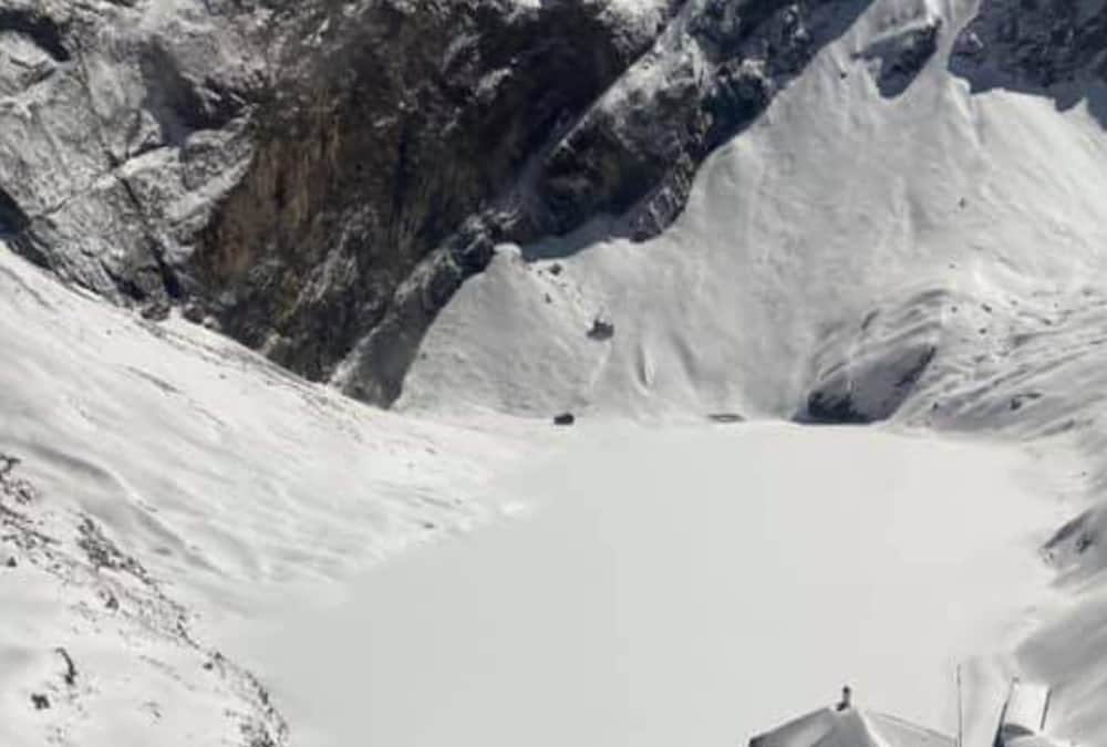 Uttarakhand weather Update: Heavy blanket Of Snow in Hemkund Sahib photos