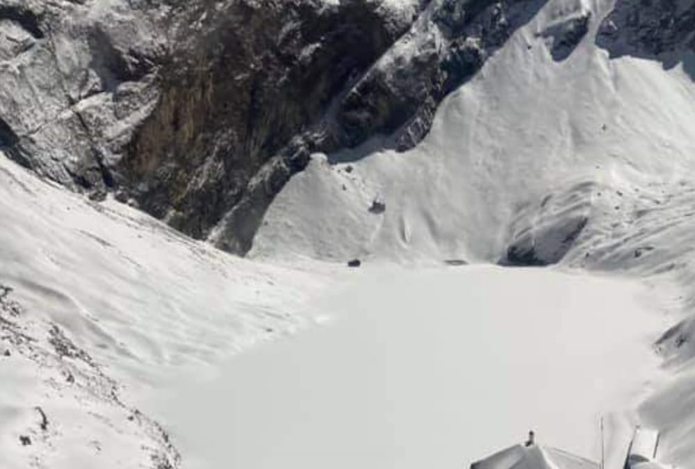 Uttarakhand weather Update: Heavy blanket Of Snow in Hemkund Sahib photos