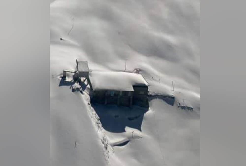 Uttarakhand weather Update: Heavy blanket Of Snow in Hemkund Sahib photos