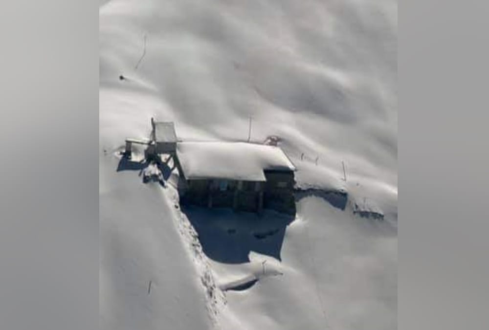 Uttarakhand weather Update: Heavy blanket Of Snow in Hemkund Sahib photos