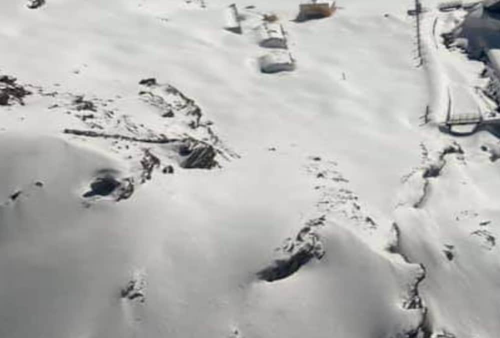 Uttarakhand weather Update: Heavy blanket Of Snow in Hemkund Sahib photos