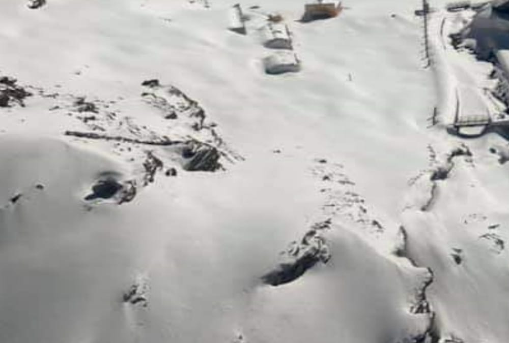 Uttarakhand weather Update: Heavy blanket Of Snow in Hemkund Sahib photos