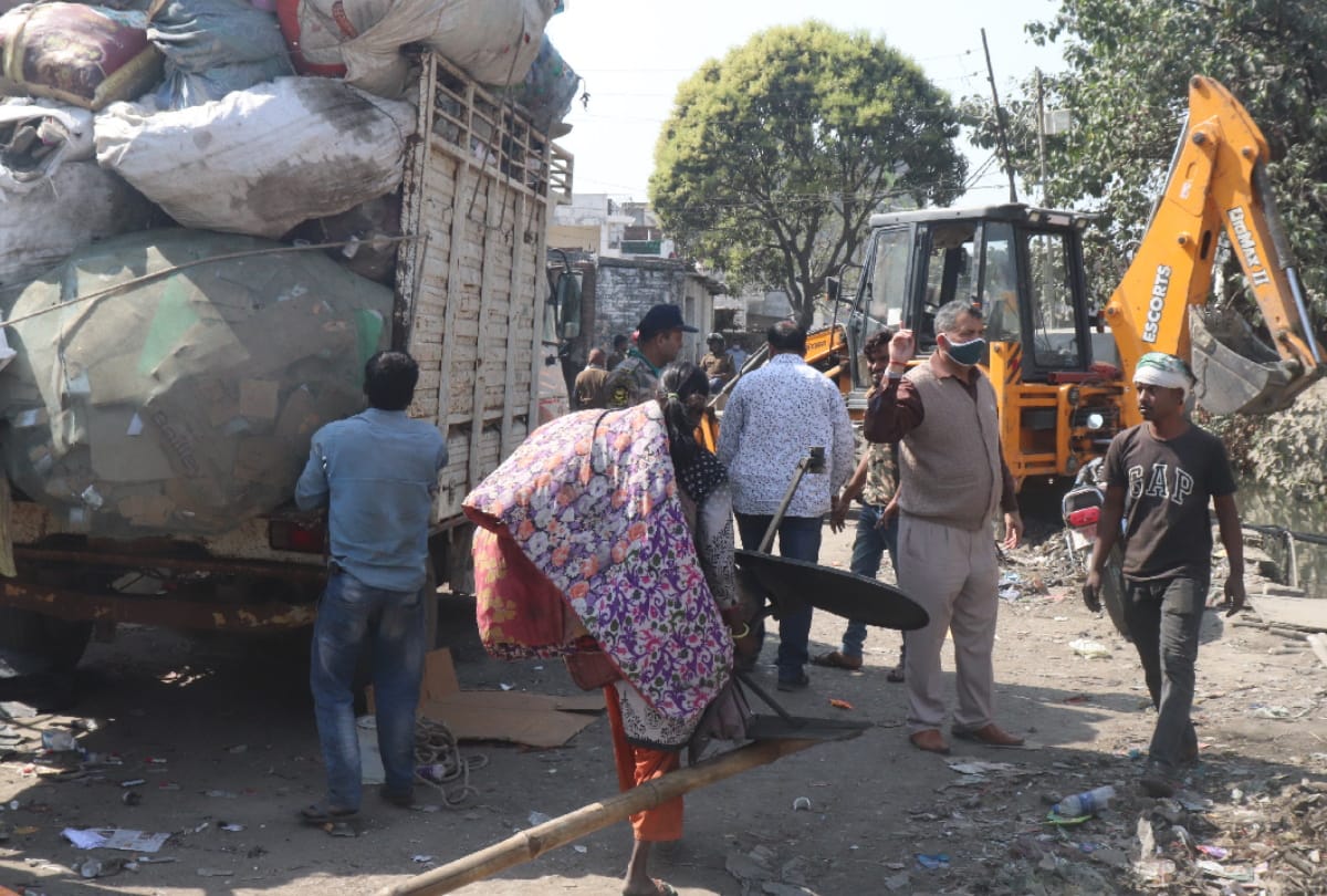 Administration remove illegal possession of Waqf properties in Gorakhpur