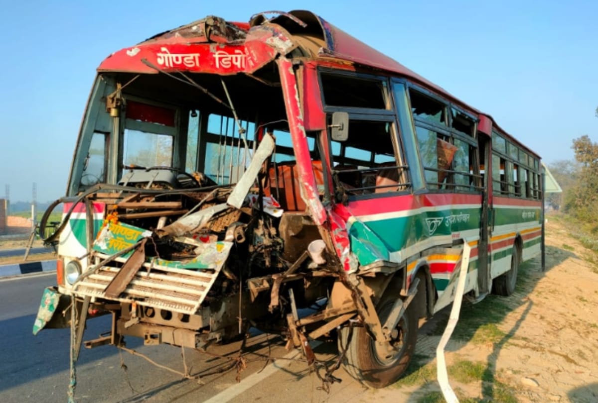 UP: 10 passengers injured after truck collided with a roadways bus from behind