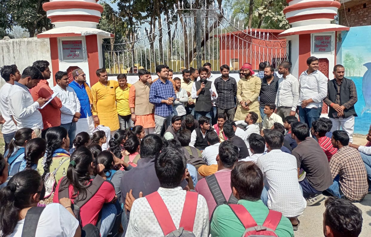 In support of the protestors, the students surrounded the DM residence, handed over the leaflet