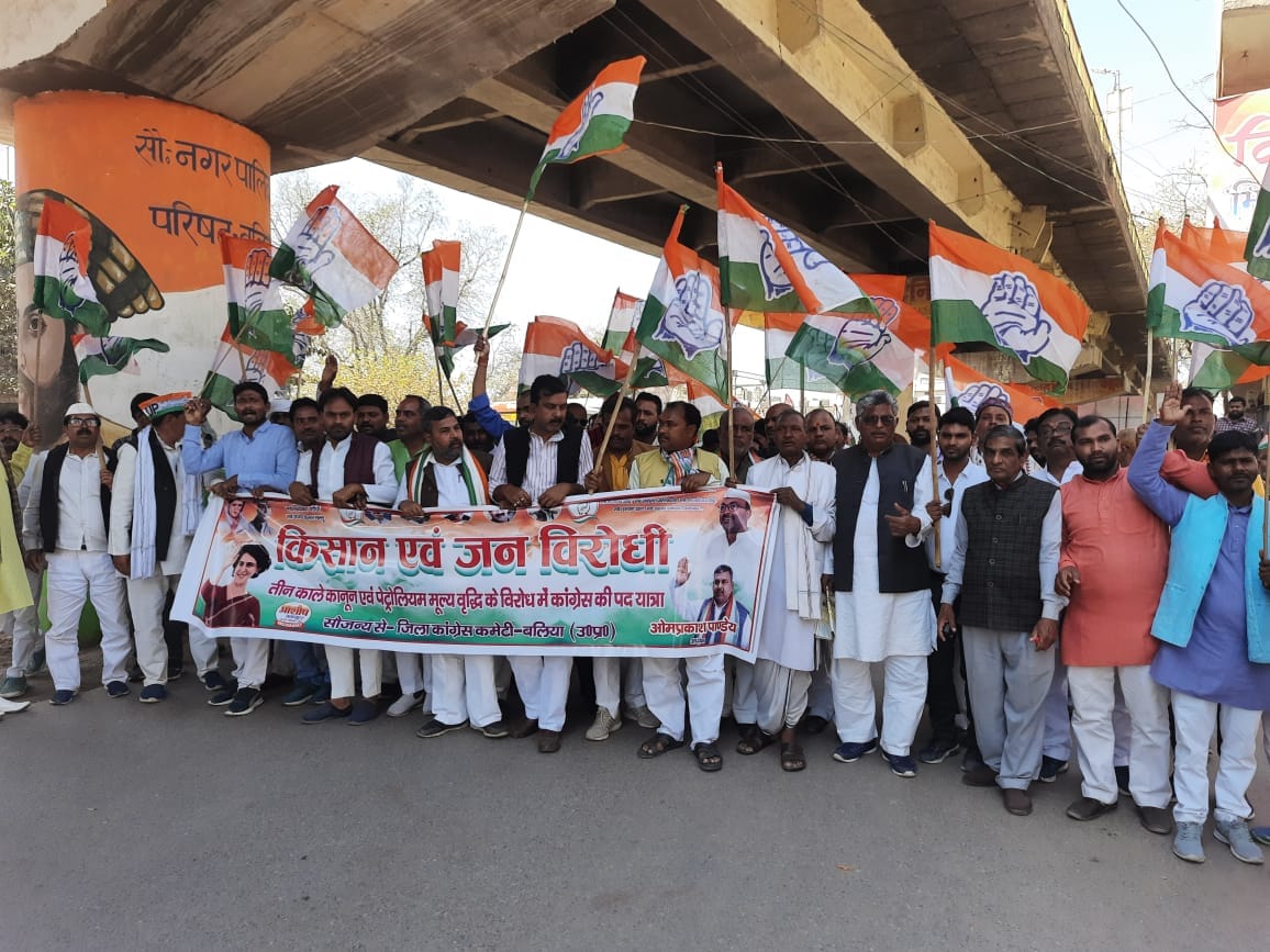 Congressmen undertake a march against the increase in the prices of petro-products