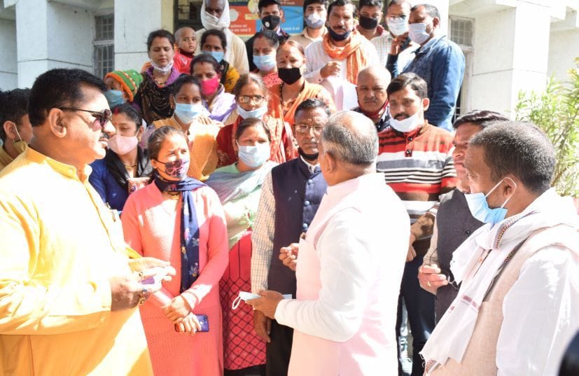 People raises problems in front of  Cabinet minister