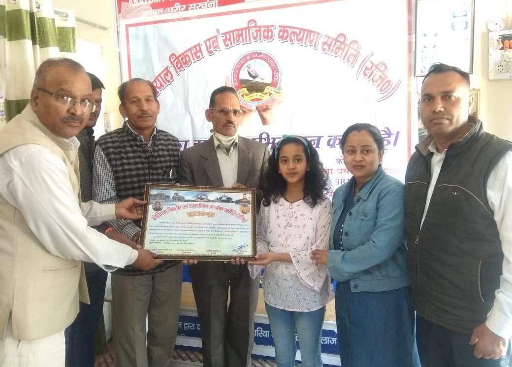 Eleven-year-old Jia honored for tandem paragliding