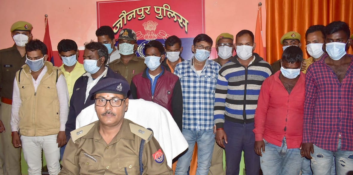 11 counterfeiters arrested with 25 lakh old notes