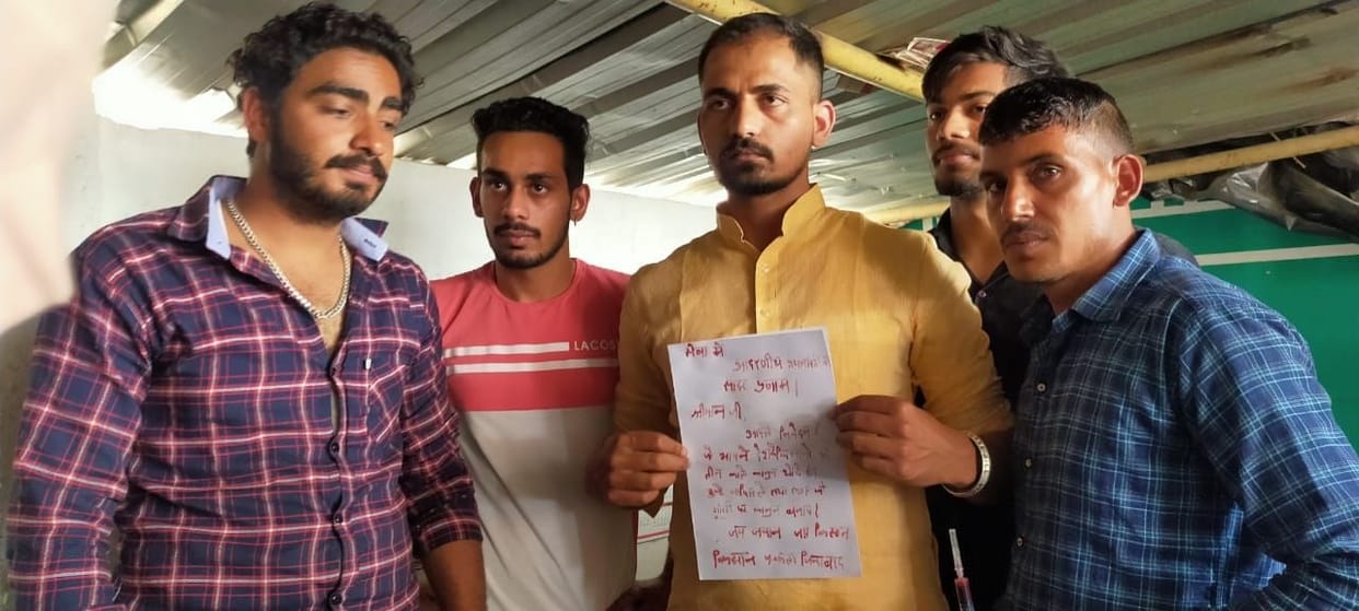 Kisan Andolan : 50 youths write letters to PM with blood, five youth sit on gradual fast
