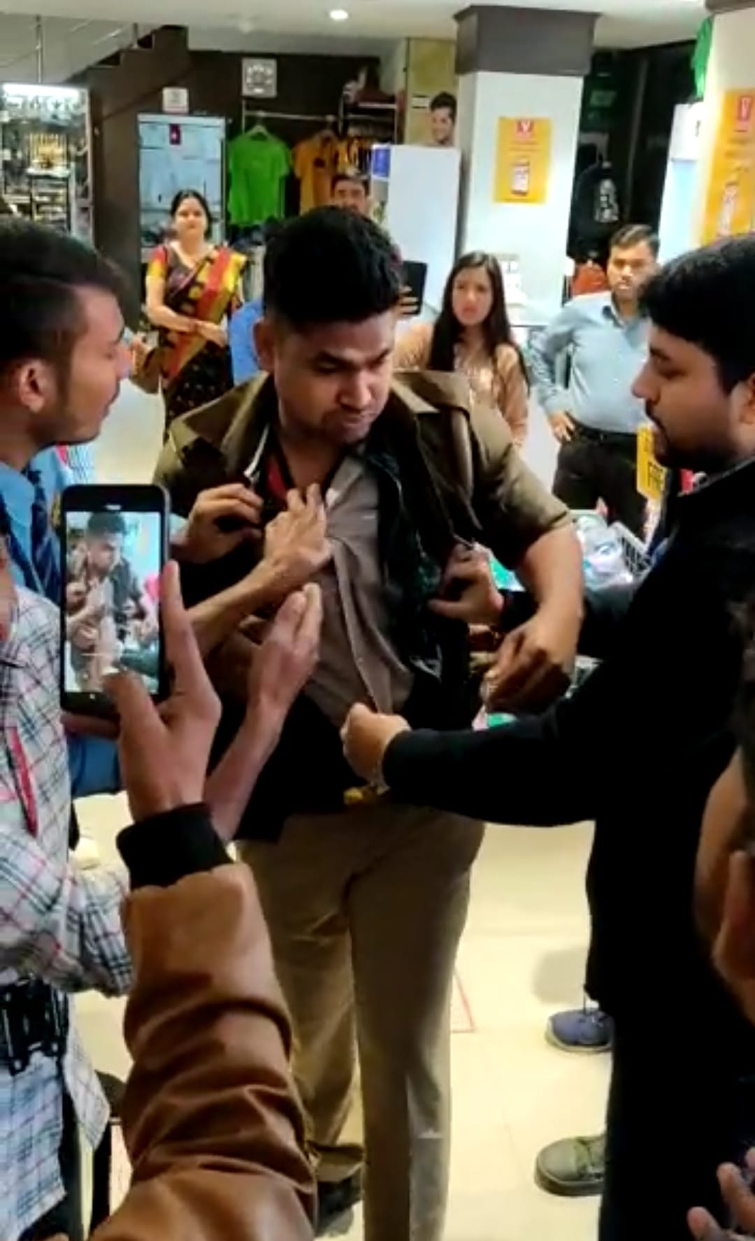 policeman caught redhanded in mall after thept shirts, suspend