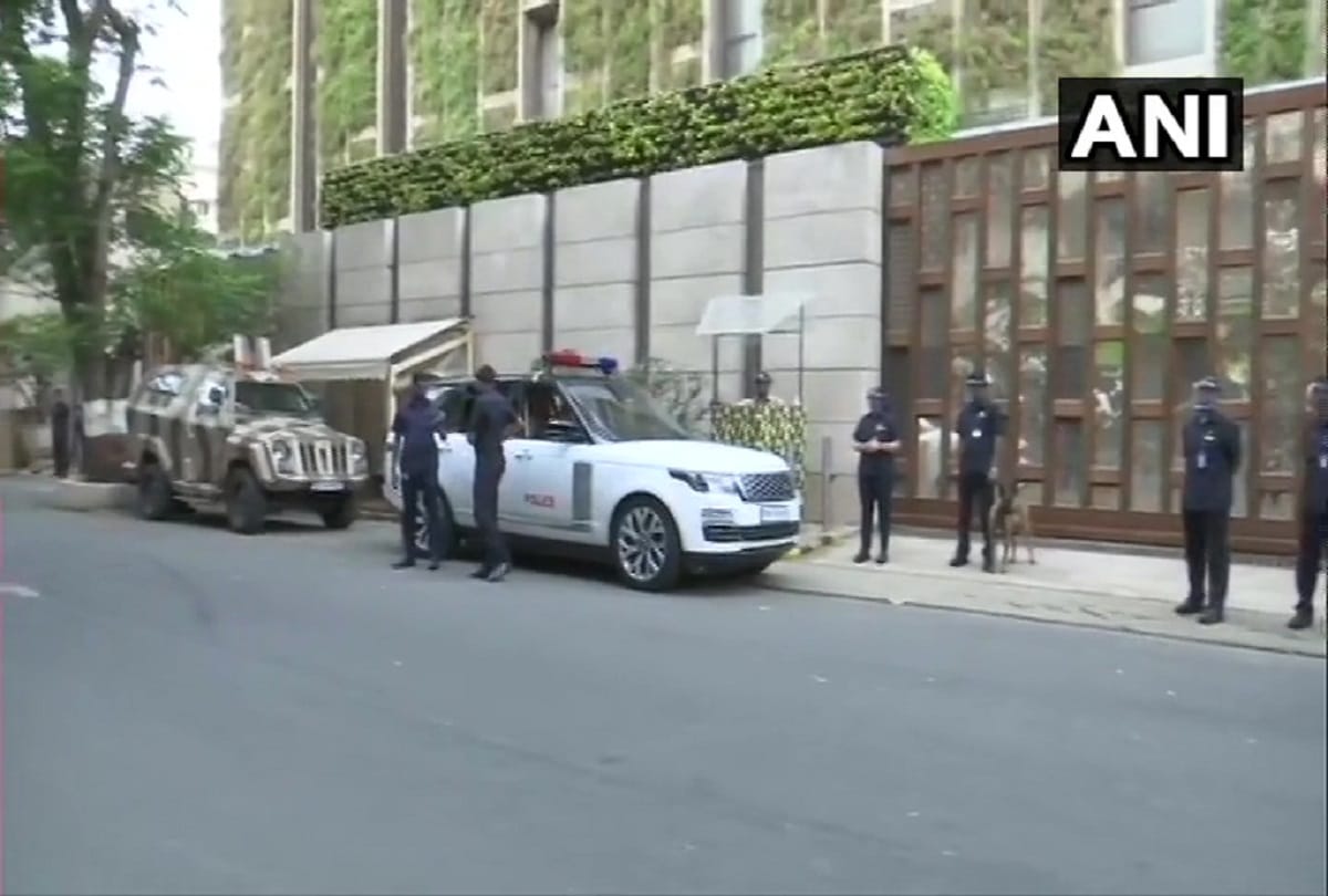 Mukesh Ambani House News antilia security updates a car carrying Gelatin was found parked last night
