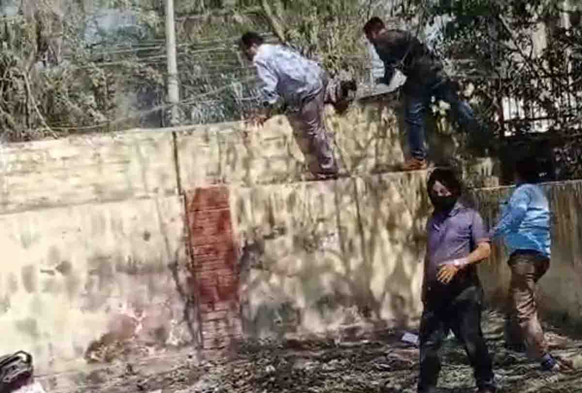 Kanpur: The news of DM's raid created a ruckus in the RTO office, the broker escaped after closing the wall