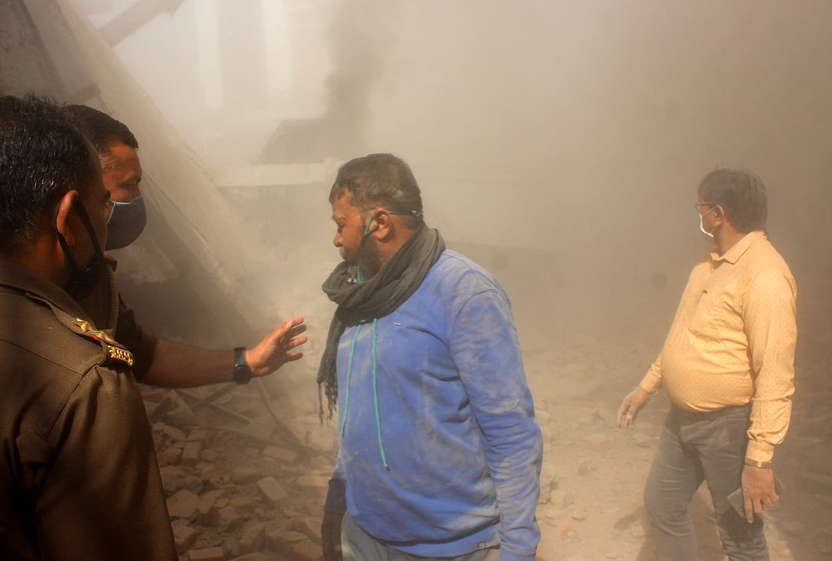 Mohammad Ashad, the caretaker of Atiq's business, burnt the house