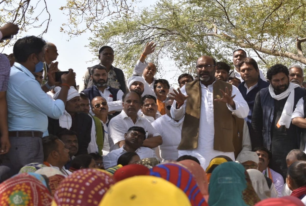 UP Congress president Ajay Lallu distributed money to the victims of Baswar