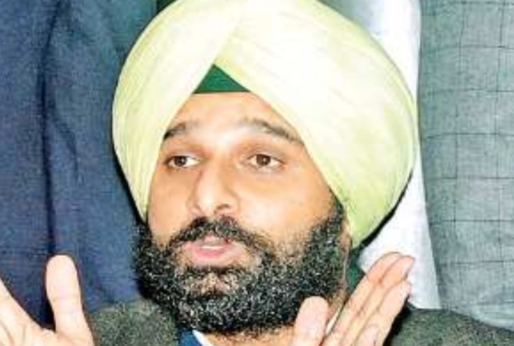 Verbal spat between Bikram singh majithia and sanjay singh outside court at Ludhiana of Punjab
