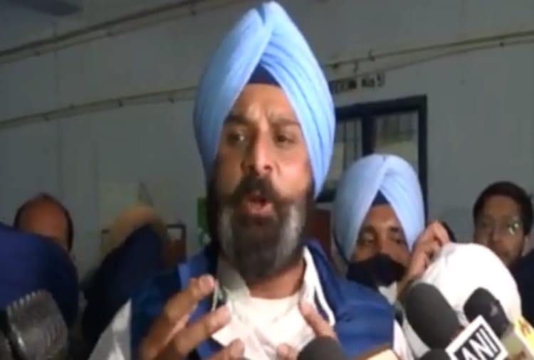 Verbal spat between Bikram singh majithia and sanjay singh outside court at Ludhiana of Punjab