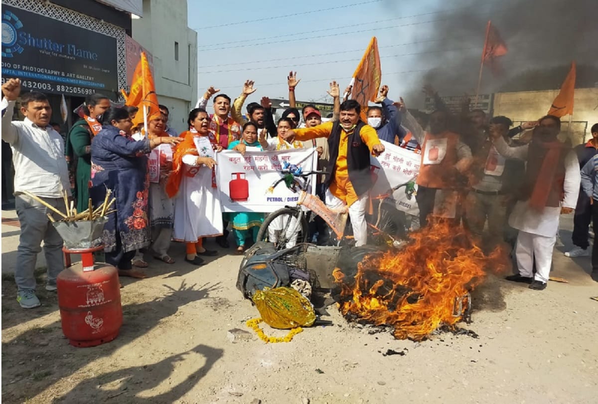 Jammu-kashmir: Shiv Sena protests against the rising prices of petrol and diesel