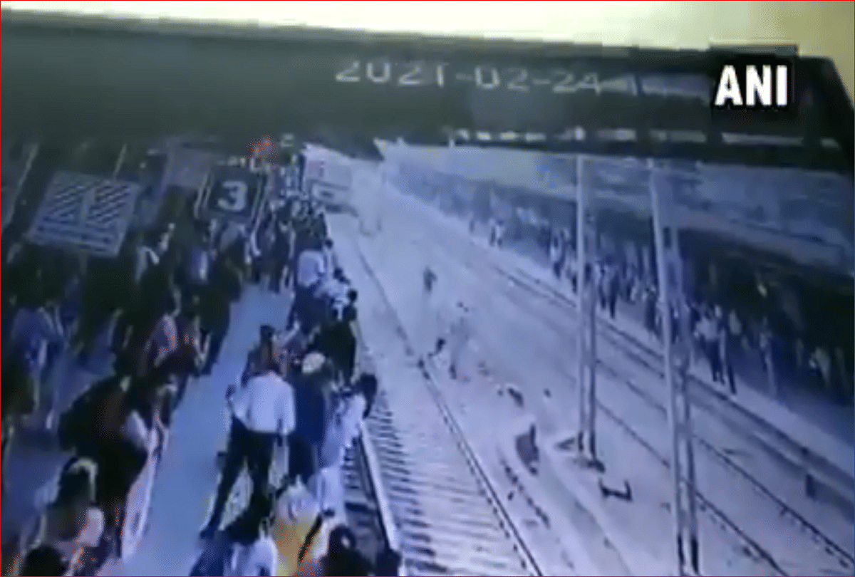 RPF personnel averted a suicide attempt out of railway tracks here you watch video mumbai news