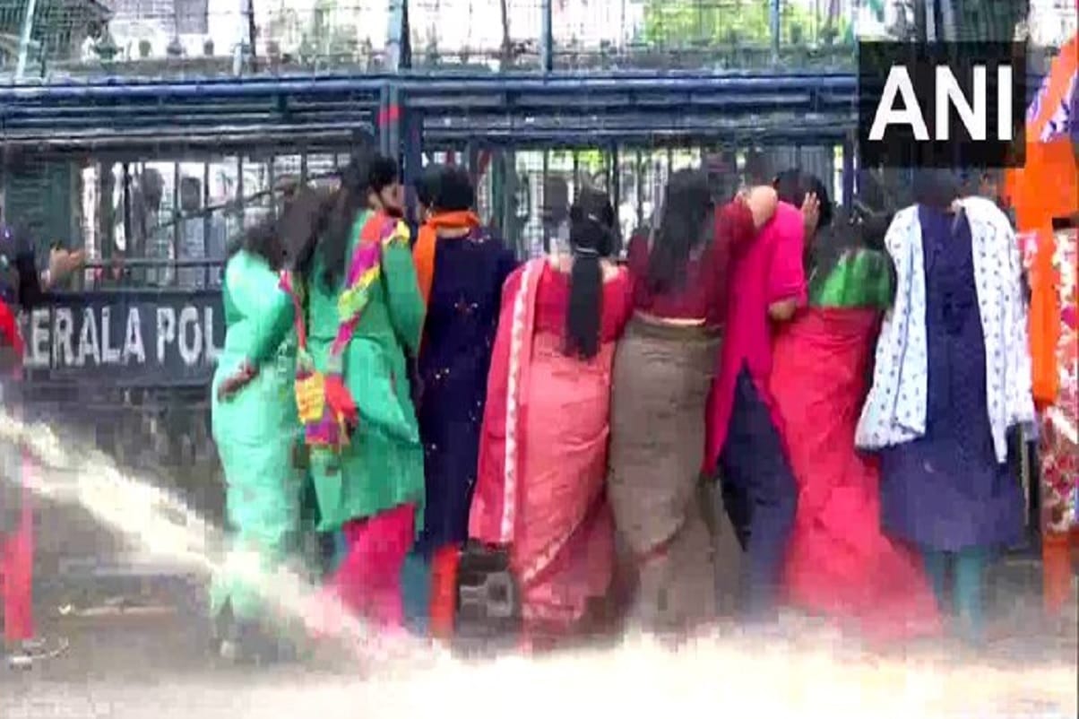 Kerala Police Used Water Cannons Against BJP Women's Wing Workers in Thiruvananthapuram