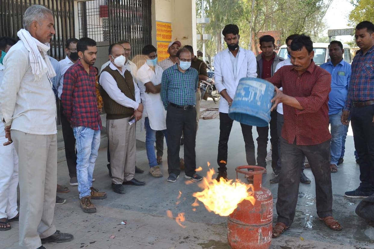 fire,Blanket,chitrakoot news,extinguish,wrapping