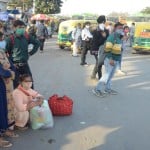 आनंद विहार पर बस का इंतजार...