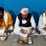 लंगर छकते केंद्रीय मंत्री धर्मेंद्र प्रधान।