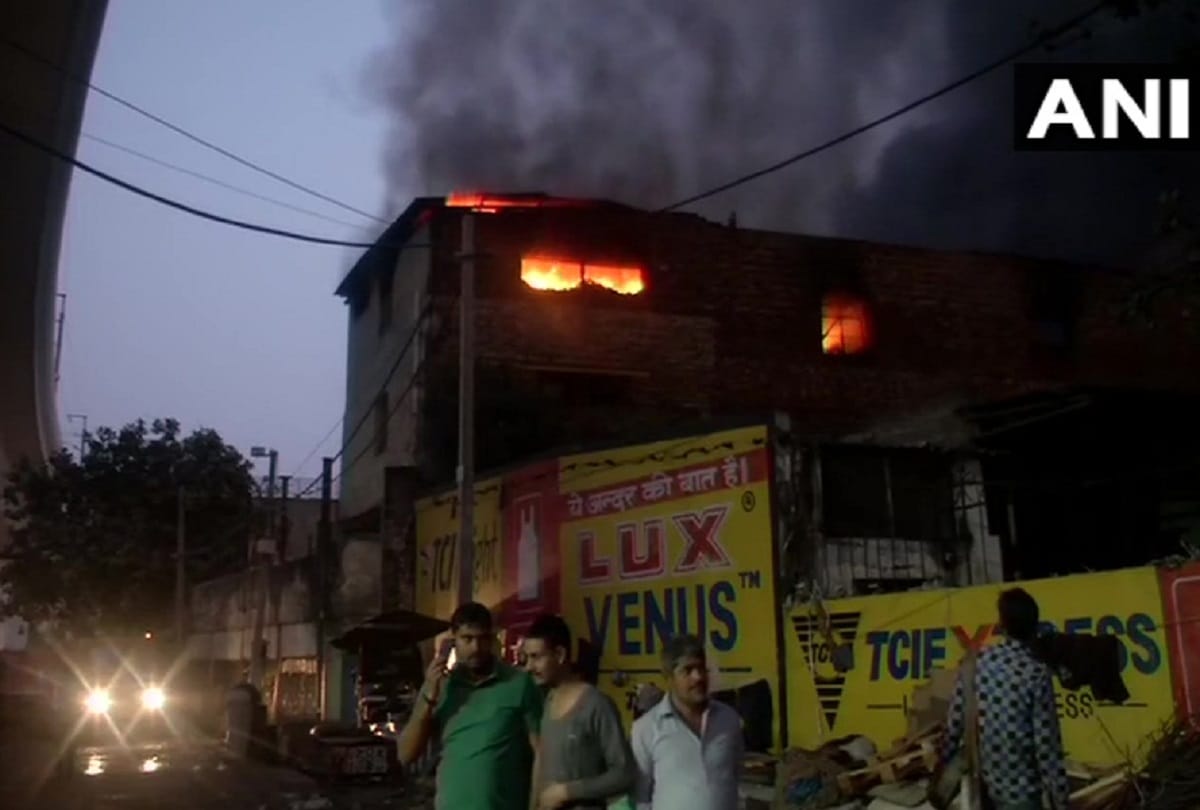 Delhi News : Fire breaks out at a factory in Pratap Nagar area