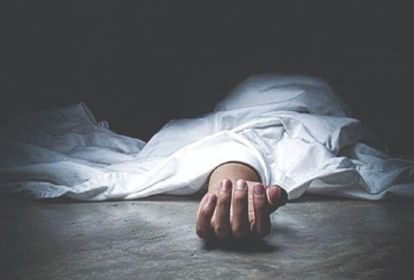 Aligarh News: कैंटर की टक्कर से बाइक सवार की मौत, बेटी घायल शव प्रतीकात्मक तस्वीर