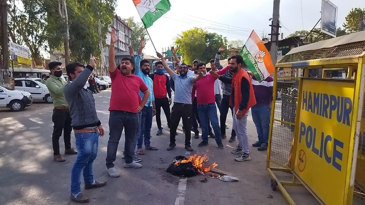 youth congress burnt effigy of government in Nadaun