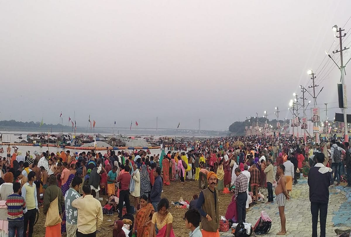 Maghi Poornima last day devotees showered by flower petals through helicopter during holy dip