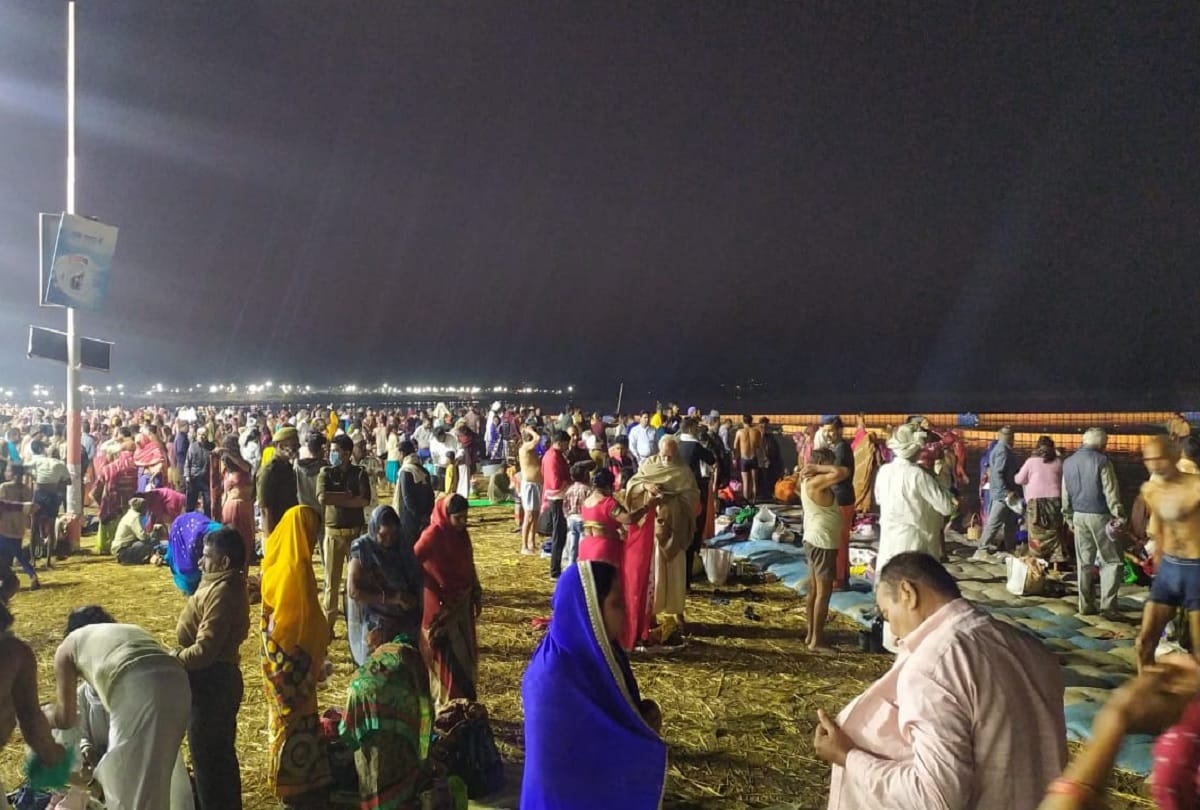 Maghi Poornima last day devotees showered by flower petals through helicopter during holy dip