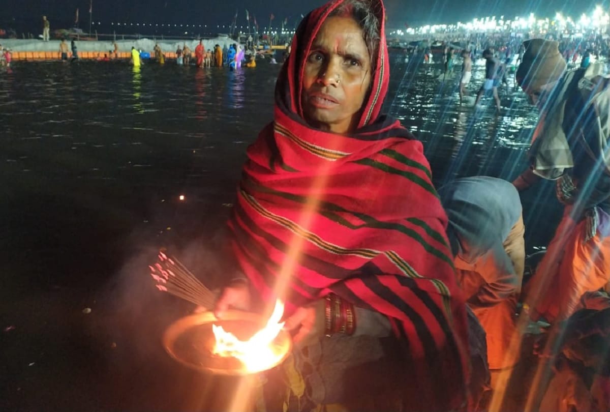 Maghi Poornima last day devotees showered by flower petals through helicopter during holy dip