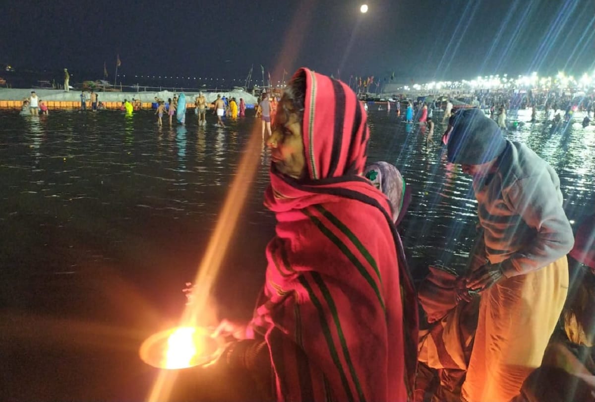 Maghi Poornima last day devotees showered by flower petals through helicopter during holy dip