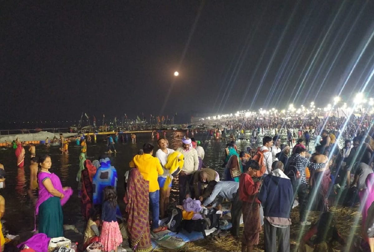 Maghi Poornima last day devotees showered by flower petals through helicopter during holy dip