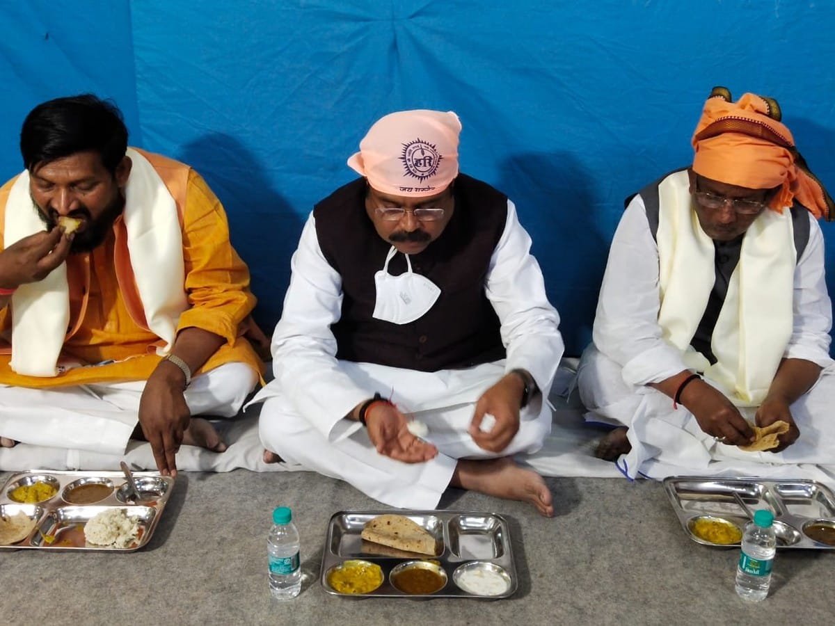 Sant ravidas jayanti: union minsiter dharmendra pradhan worshiped in shirgovardhan eat langar