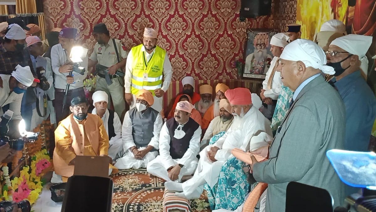 Sant ravidas jayanti: union minsiter dharmendra pradhan worshiped in shirgovardhan eat langar
