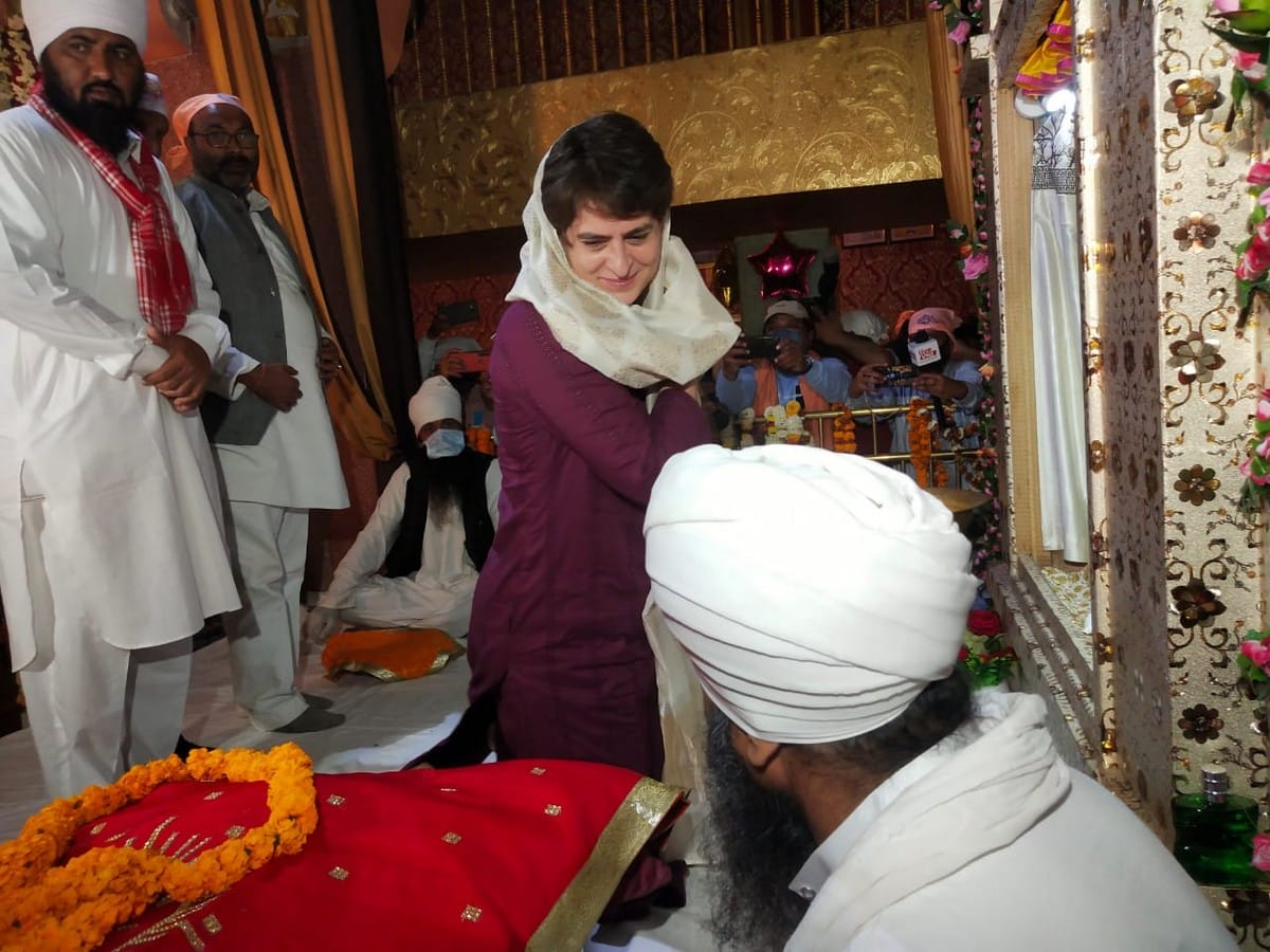 Priyanka gandhi reached varanasi worship in ravidas mandir shirgovardhan varanasi