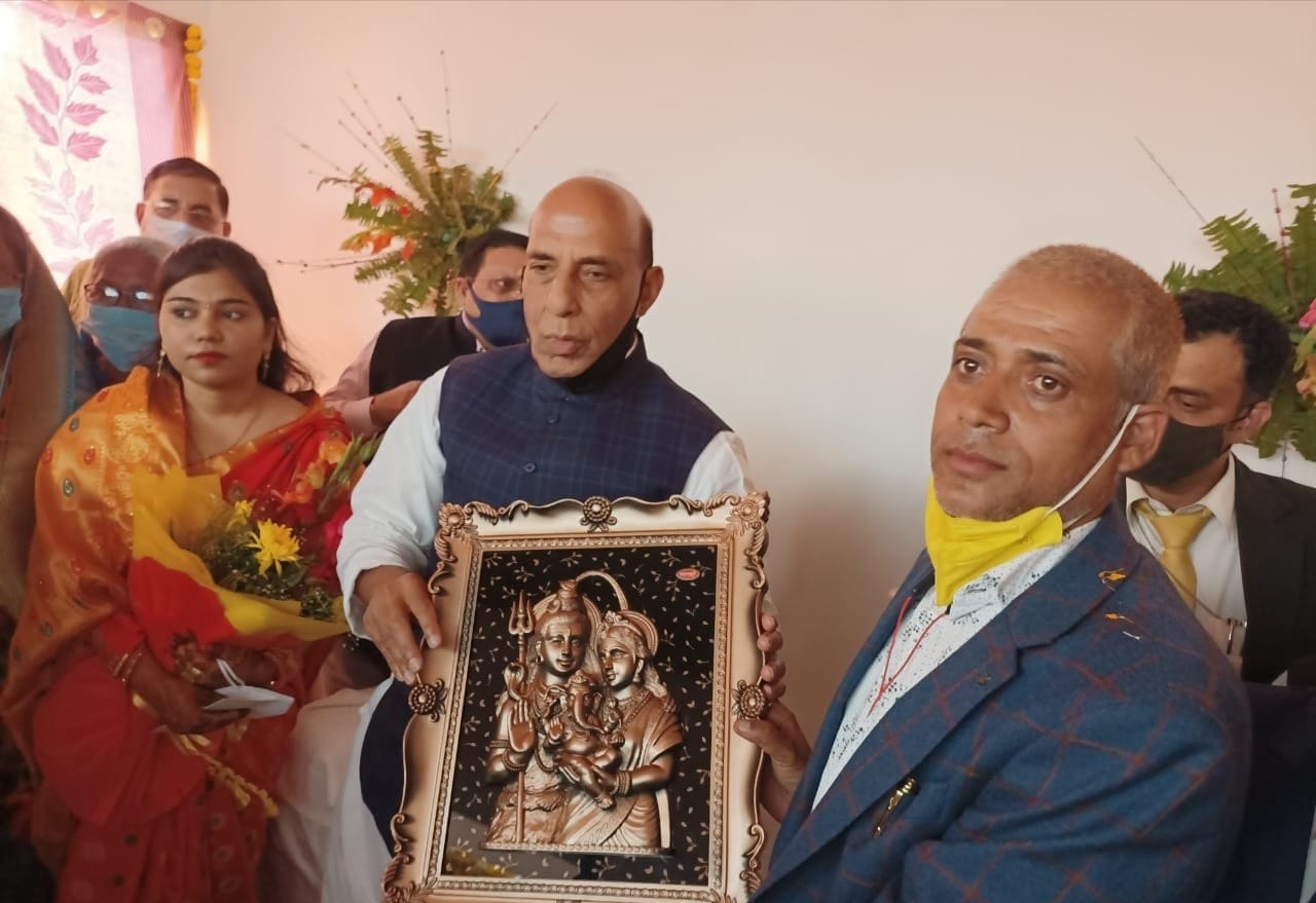 Defense Minister Rajnath Singh becomes emotional in the marriage of his adopted son