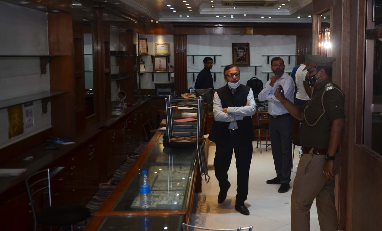 Theft in lala jugal kishor jwellers