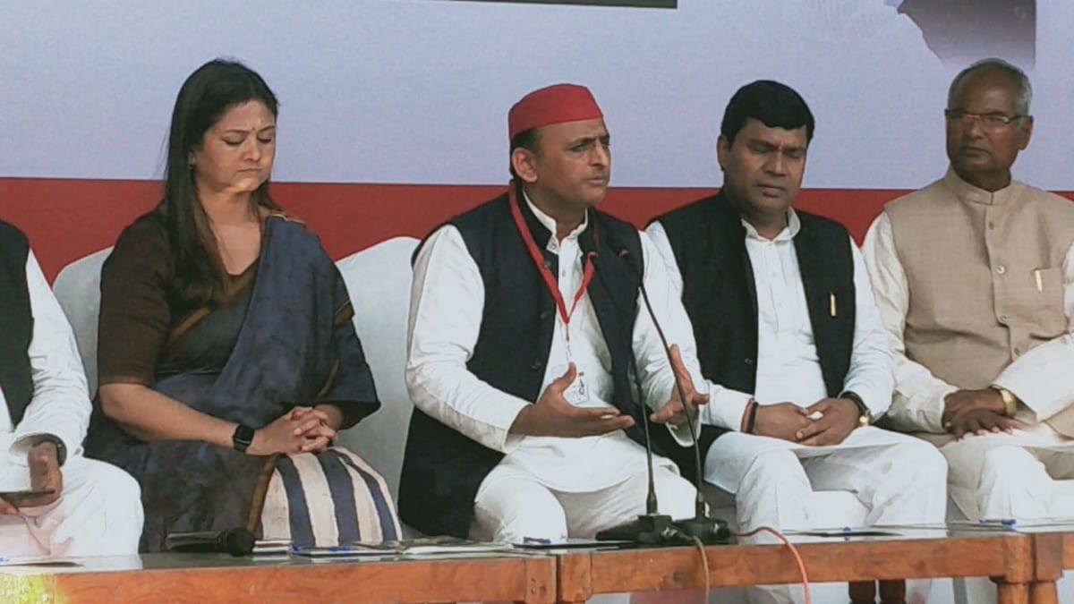 Akhilesh yadav in varanasi: worshipped at sant ravidas mandir shirgovardhan press conference for assembly elections