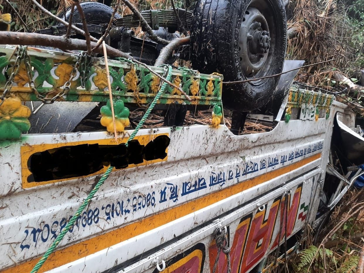 A jeep laden with stubble fell, two people seriously injured
