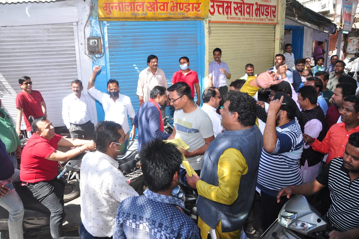 Bazar band in jhansi bussinesman juloos